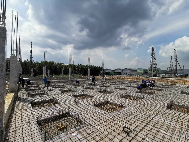 ผูกเหล็กพื้นและฐานราก อาคารโรงงาน